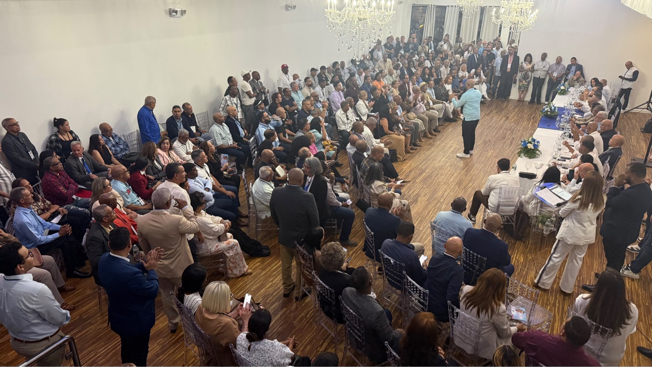 Dirigentes y asistentes durante la presentación del Comité de Apoyo a David en El Bronx