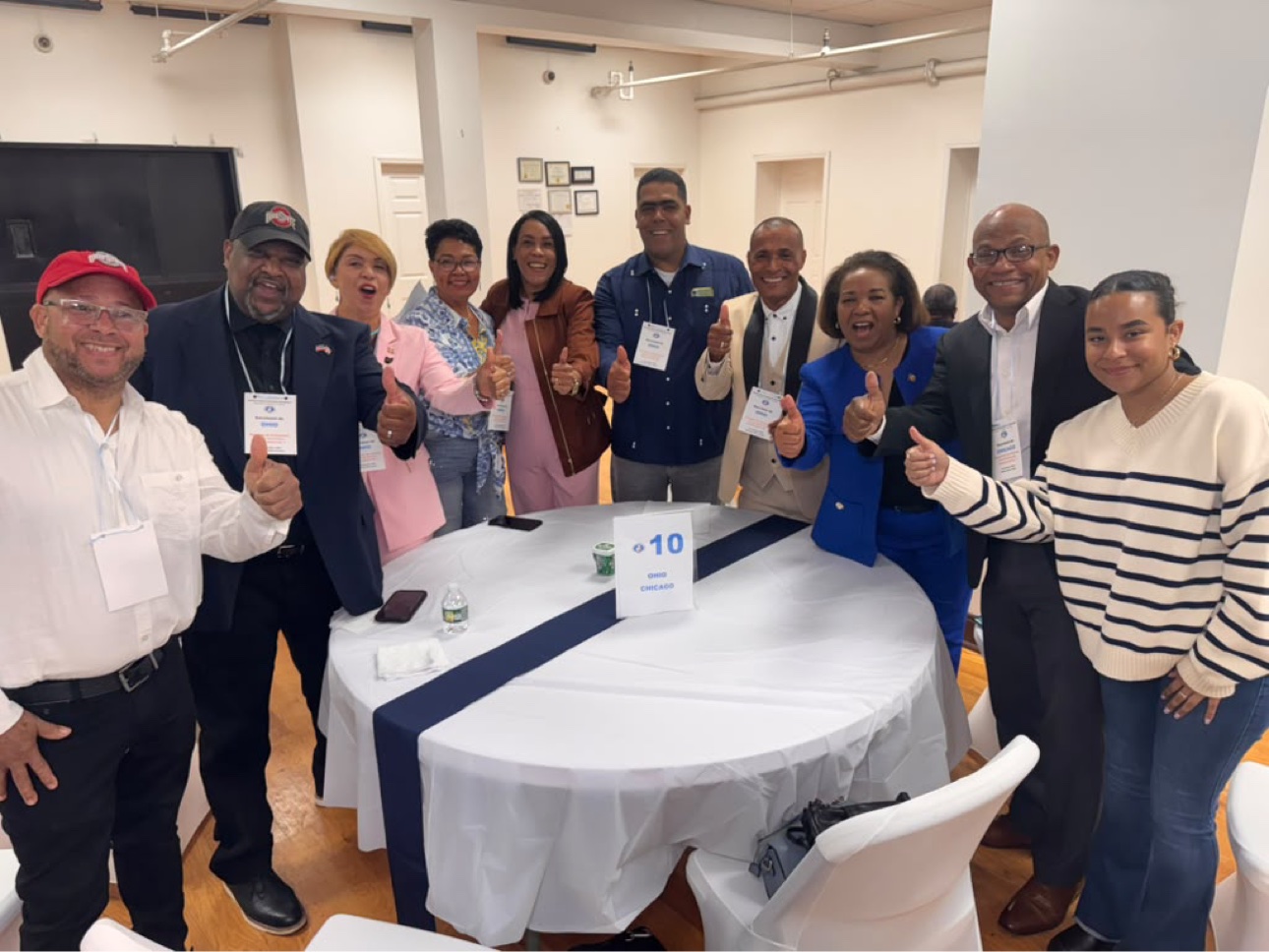 Dirigentes y comunitarios dominicanos reunidos durante la visita de la comisión del PRM
