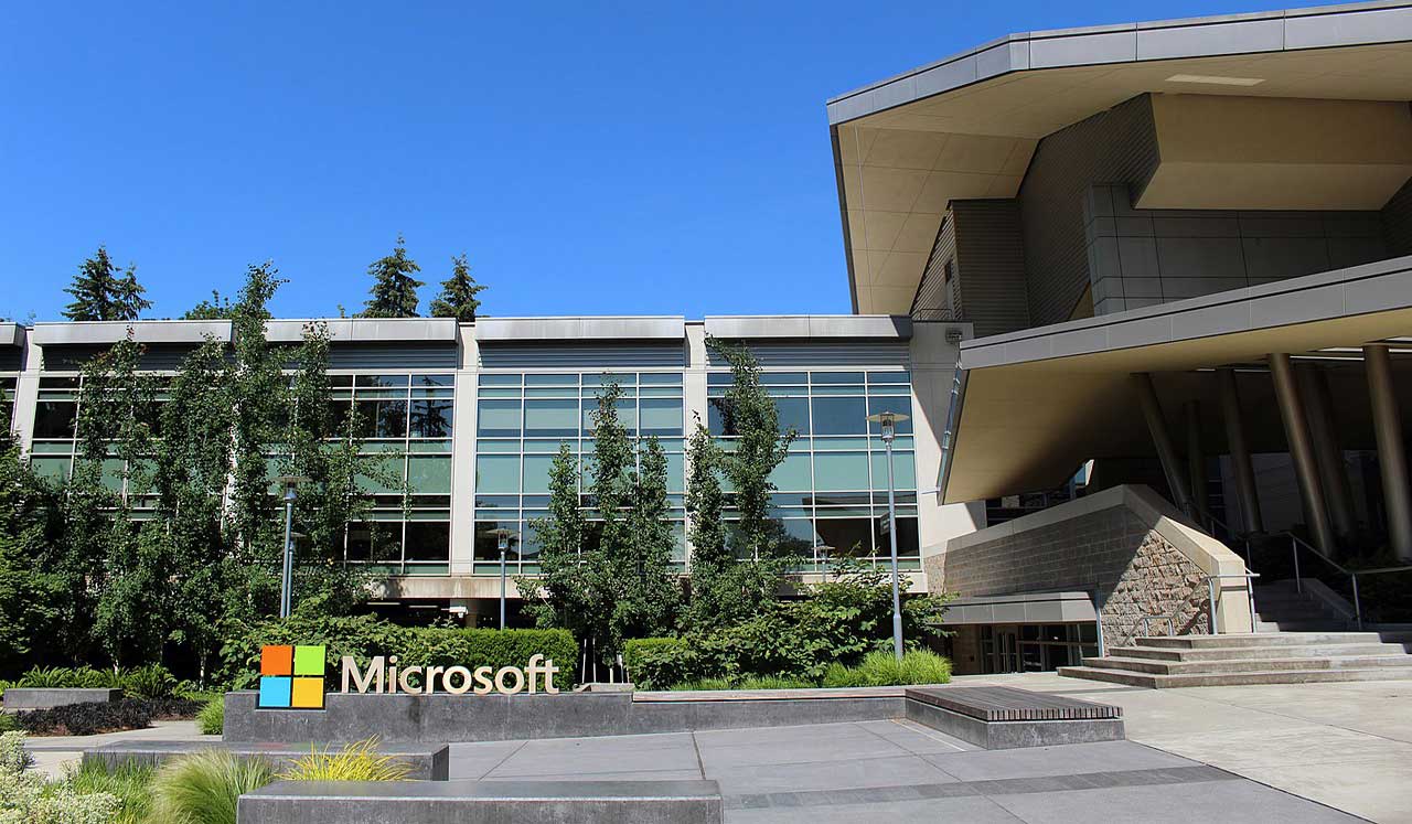 Edificio de Microsoft con el logotipo de la empresa en el exterior