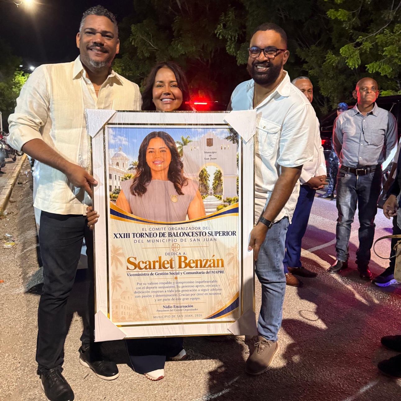 Scarlett Benzán junto al reconocimiento con el que el Comité Organizador le dedicó la XXIII edición del Torneo de Baloncesto Superior de San Juan