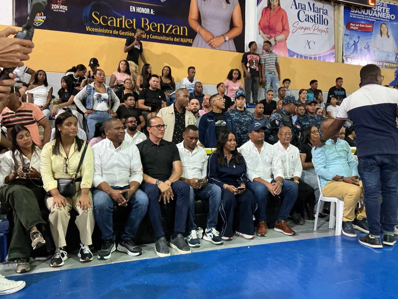 Autoridades, dirigentes y público durante la ceremonia celebrada en el Bajo Techo Ramón Américo Pasians