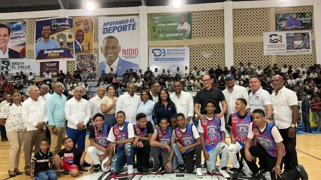 La homenajeada y las autoridades junto a jóvenes jugadores en la cancha del Bajo Techo