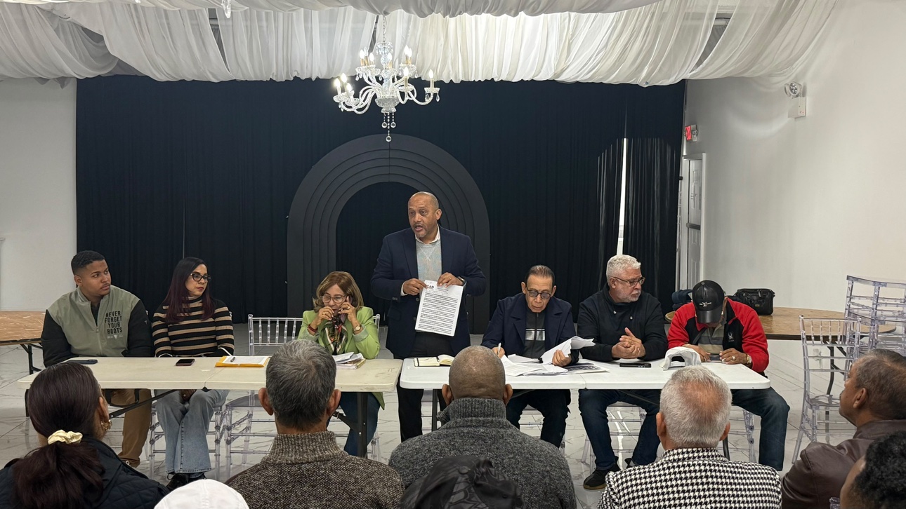Un dirigente del CAD se dirige a los presentes durante la juramentación en Brooklyn.