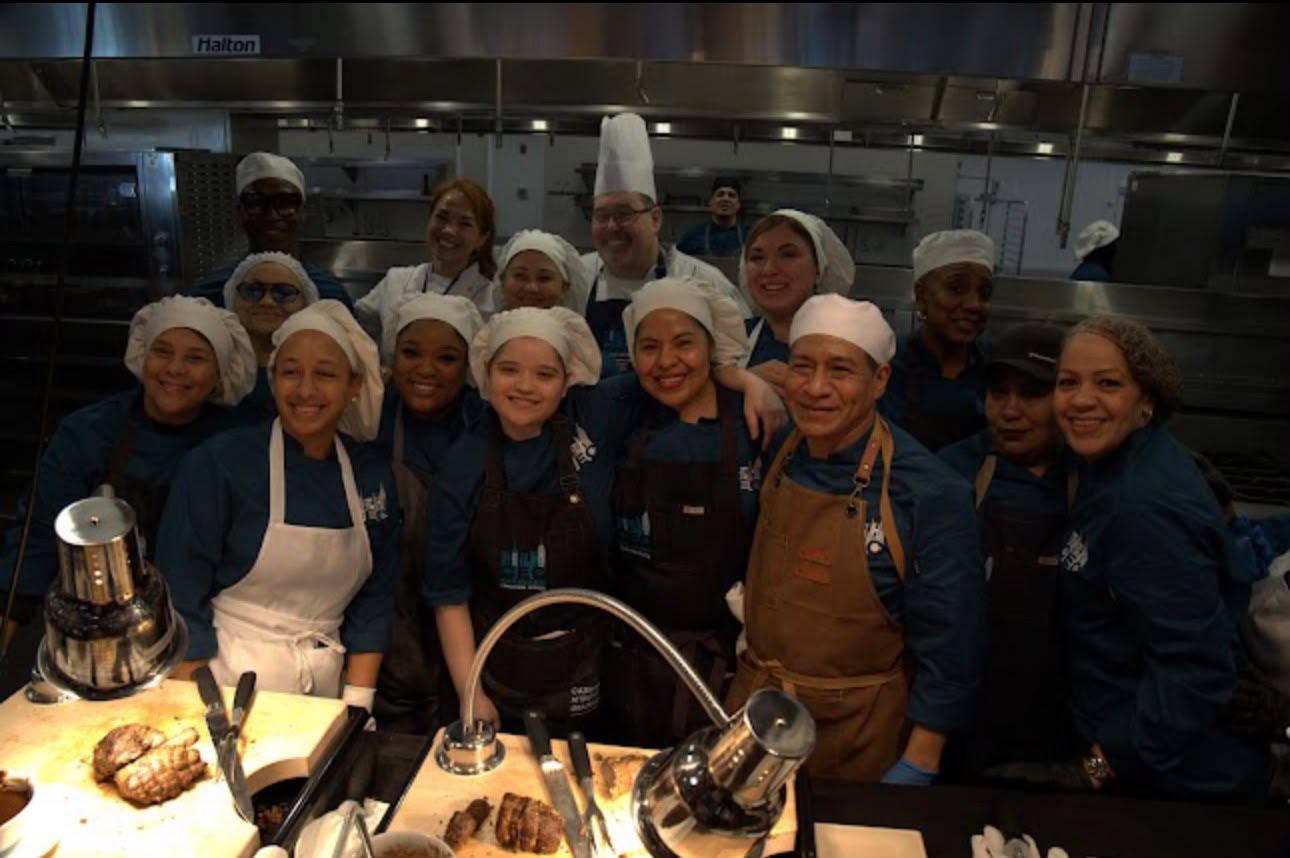 Estudiantes y chef en la cocina de entrenamiento del CEC
