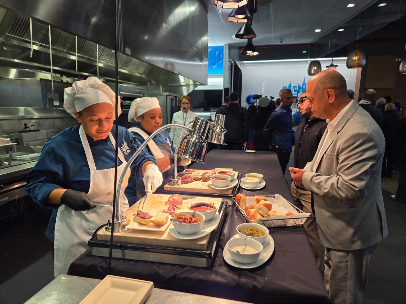 Estudiantes del CEC sirven una degustación durante la inauguración