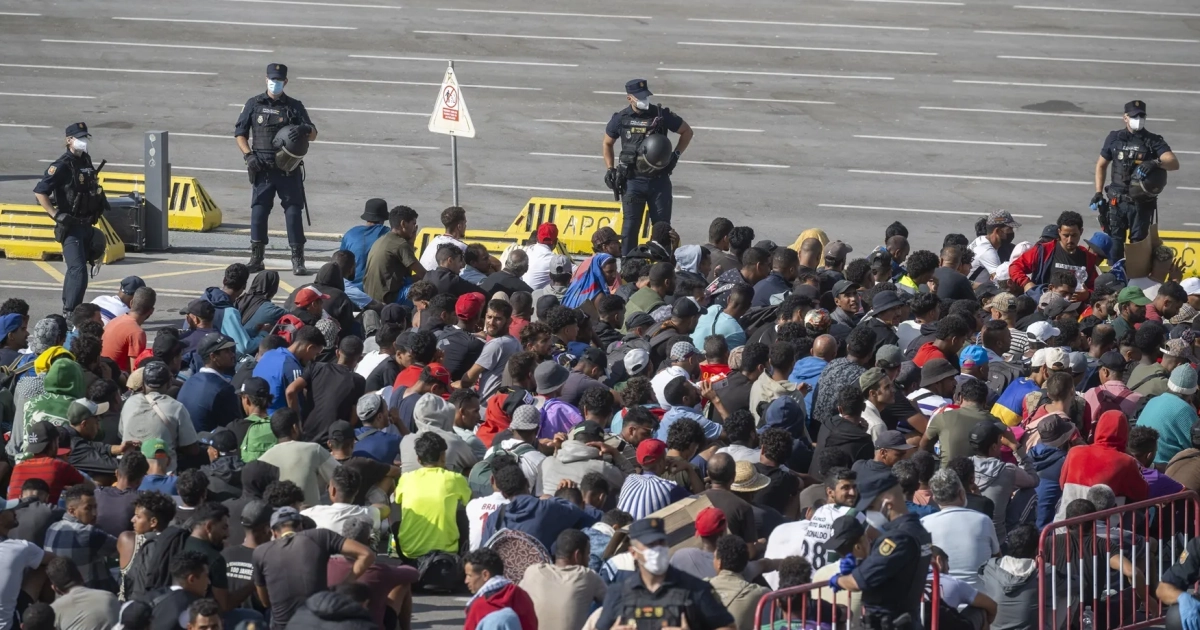 Migrantes reunidos durante un operativo policial en Ceuta