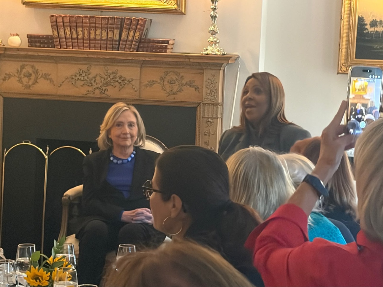 Hillary Clinton junto a Letitia James en un acto de campaña en Nueva York