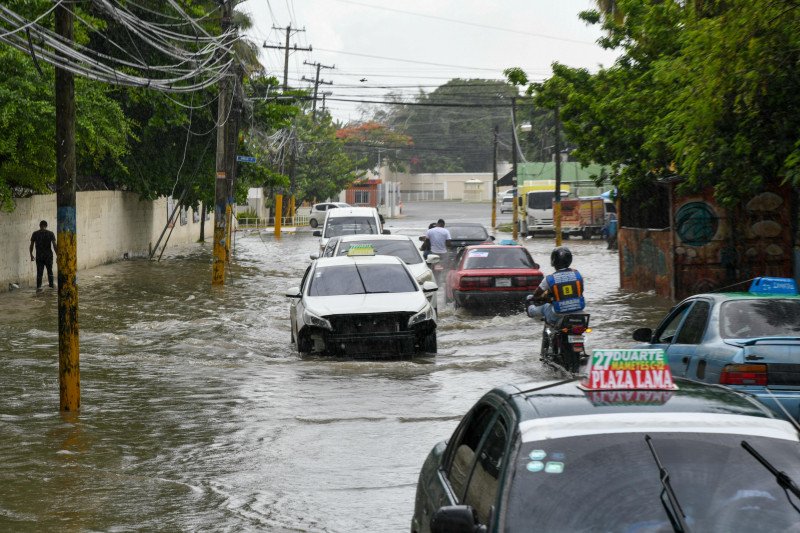 Una calle inundada por las lluvias de la vaguada en Santo Domingo