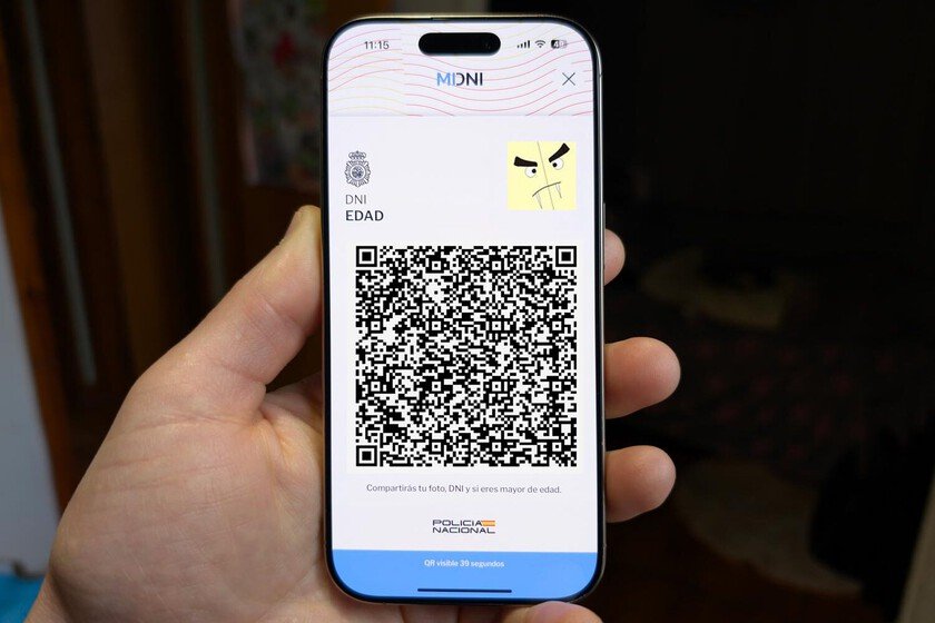 Una persona muestra su DNI digital en el teléfono móvil