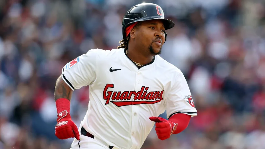 José Ramírez corre las bases con el uniforme de los Guardianes de Cleveland