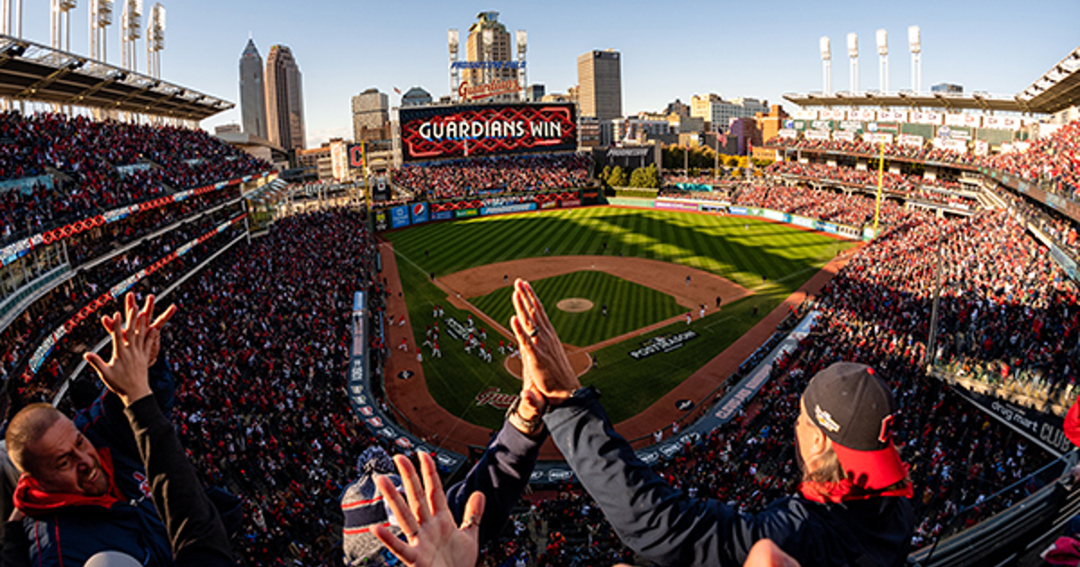 Aficionados de los Guardianes de Cleveland celebran una victoria en el Progressive Field
