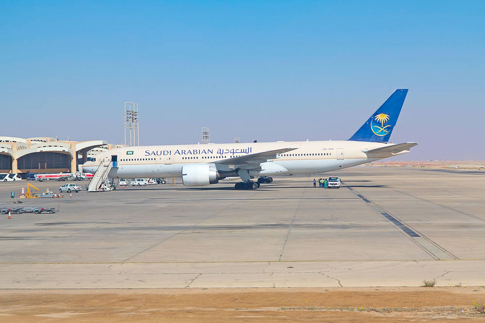 Avión de Saudia en la pista del Aeropuerto Internacional Rey Khalid de Riad