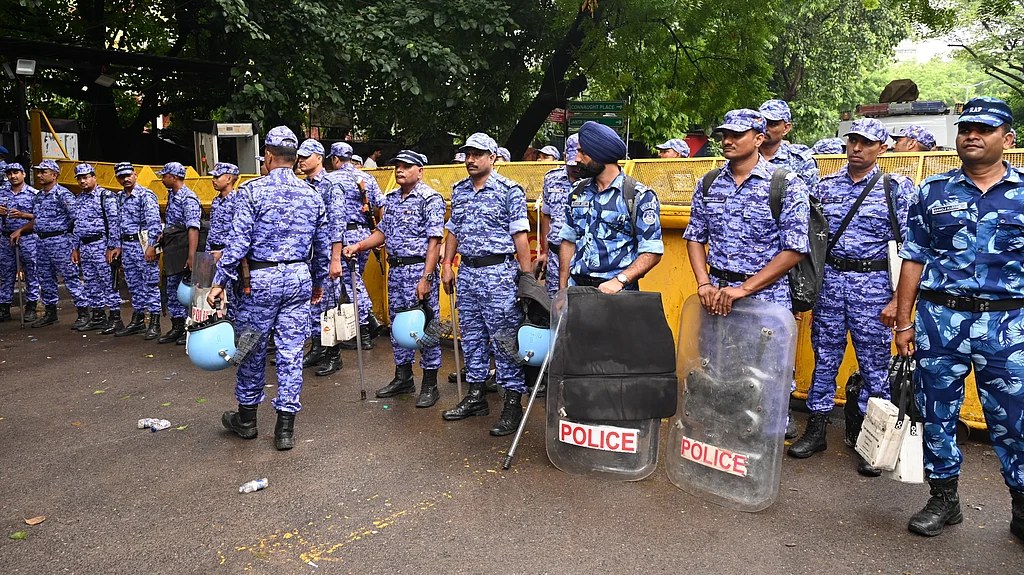 Agentes de la policía desplegados detrás de barricadas en Delhí