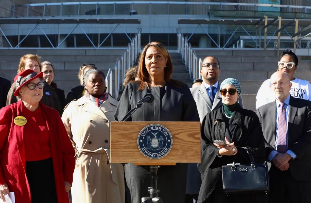 La fiscal general de Nueva York, Letitia James, hablando en un acto público