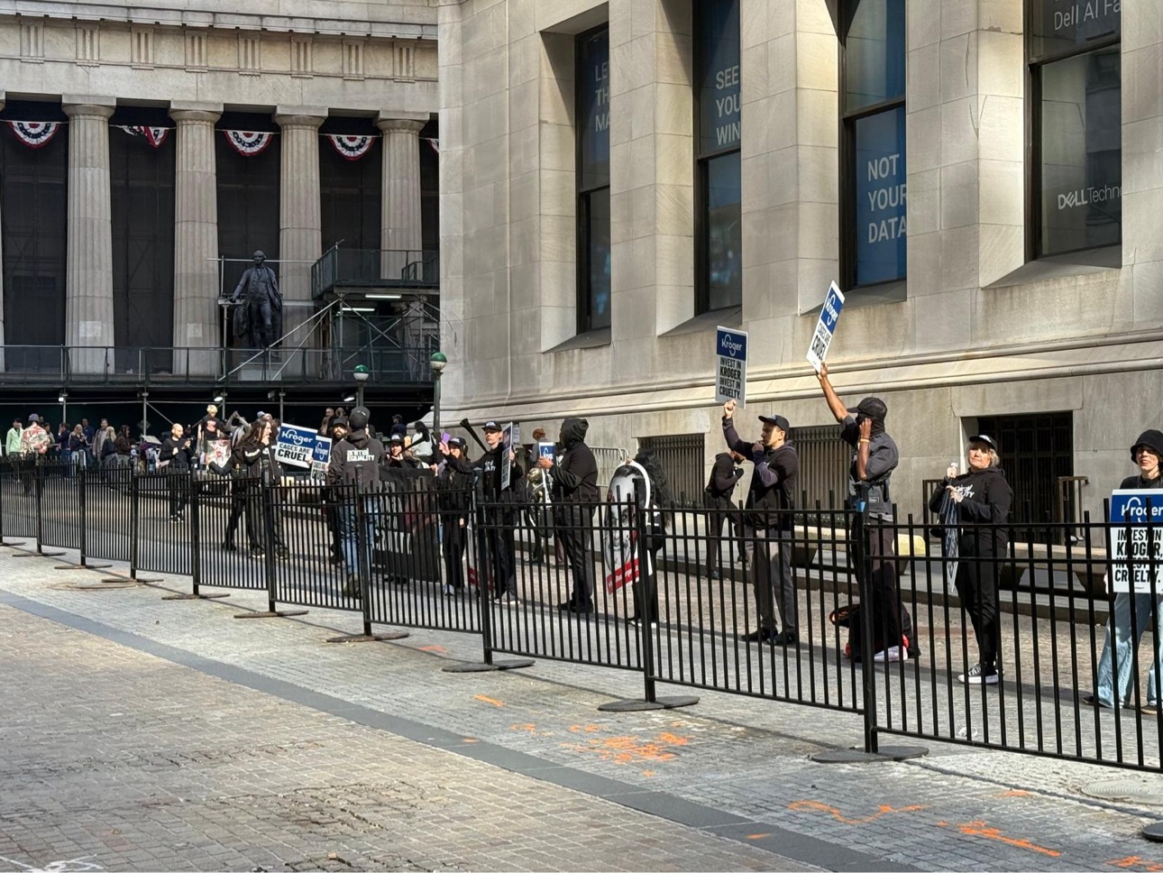 Activistas de Animal Equality levantan sus carteles en Wall Street