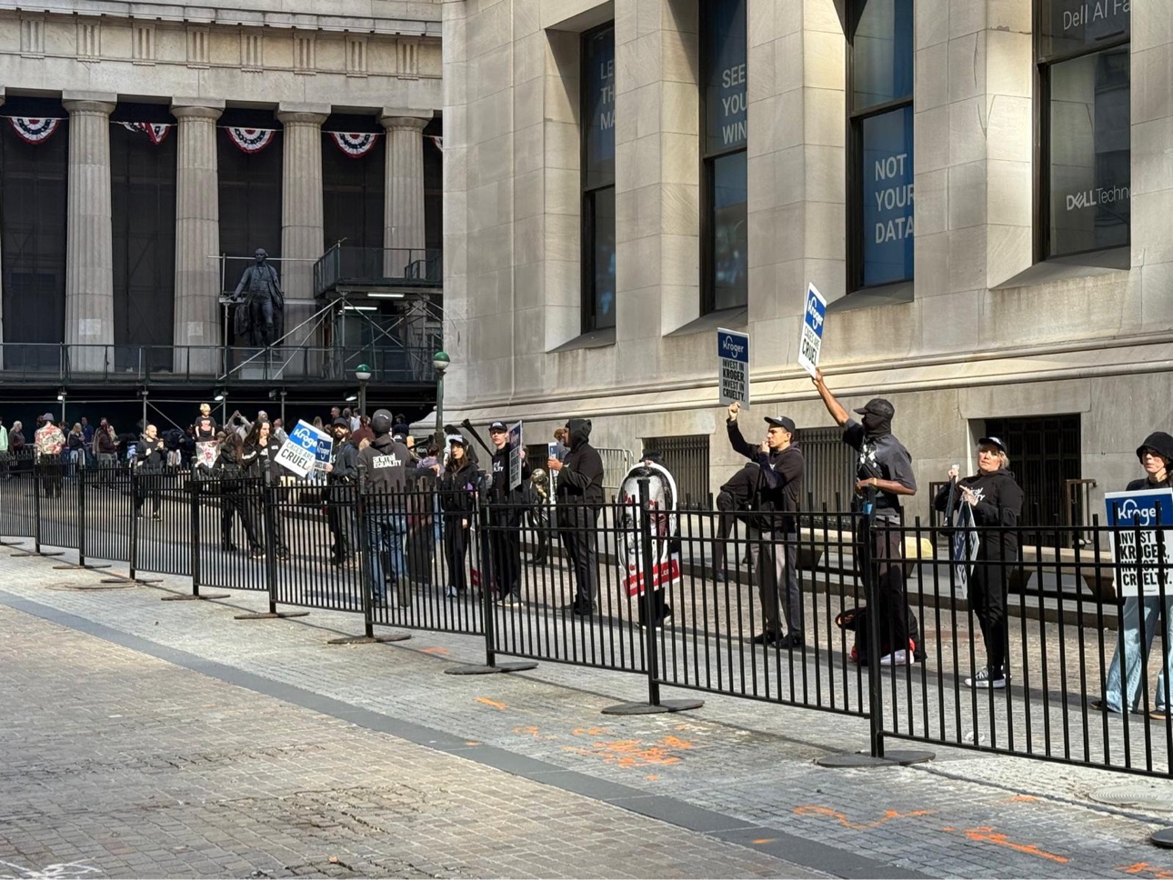 La protesta de Animal Equality tras las vallas frente a la Bolsa de Nueva York