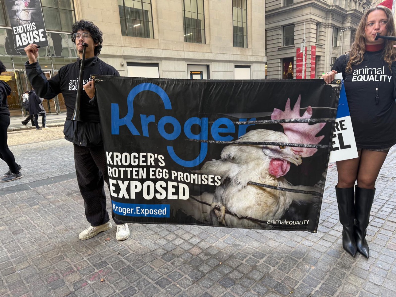 Activistas de Animal Equality protestan contra Kroger frente a la Bolsa de Nueva York
