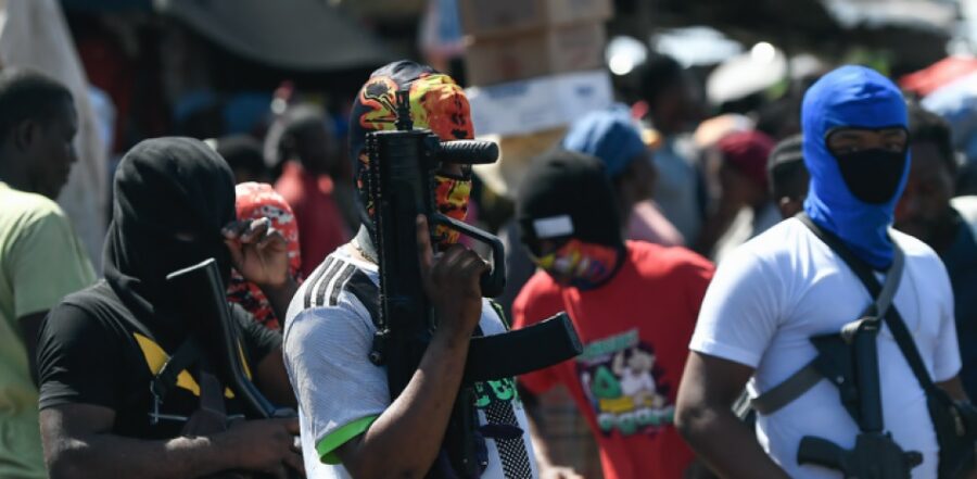 Integrantes de fuerzas de seguridad durante un operativo contra la banda 400 Mawozo en Haití