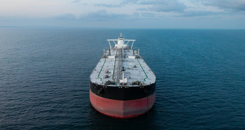 Superpetrolero navegando en alta mar