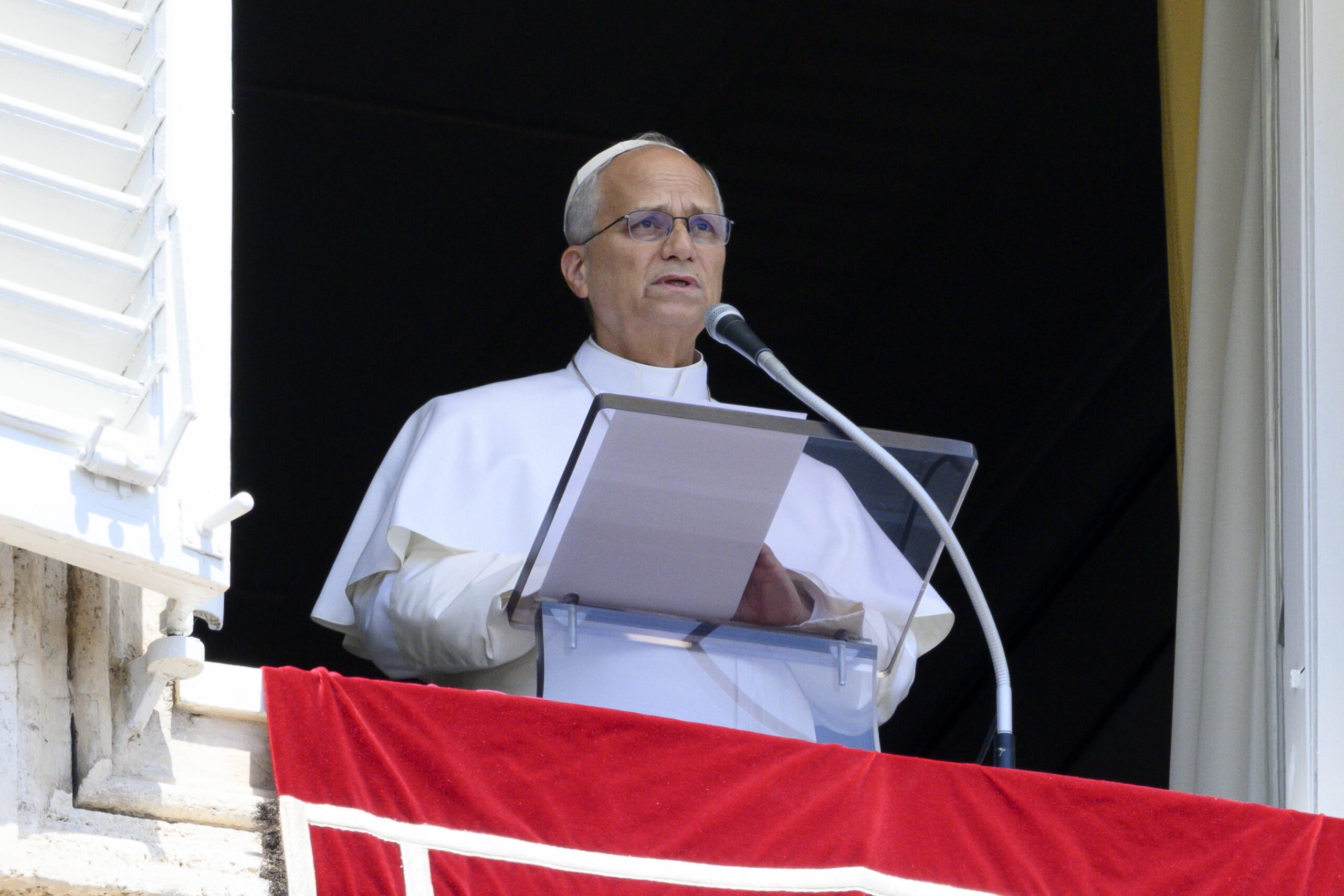 El papa León XIV durante el rezo del Ángelus en el Vaticano