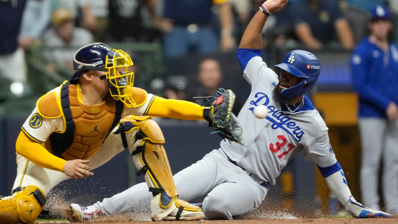 Jugada en el plato durante un partido entre Dodgers y Cerveceros