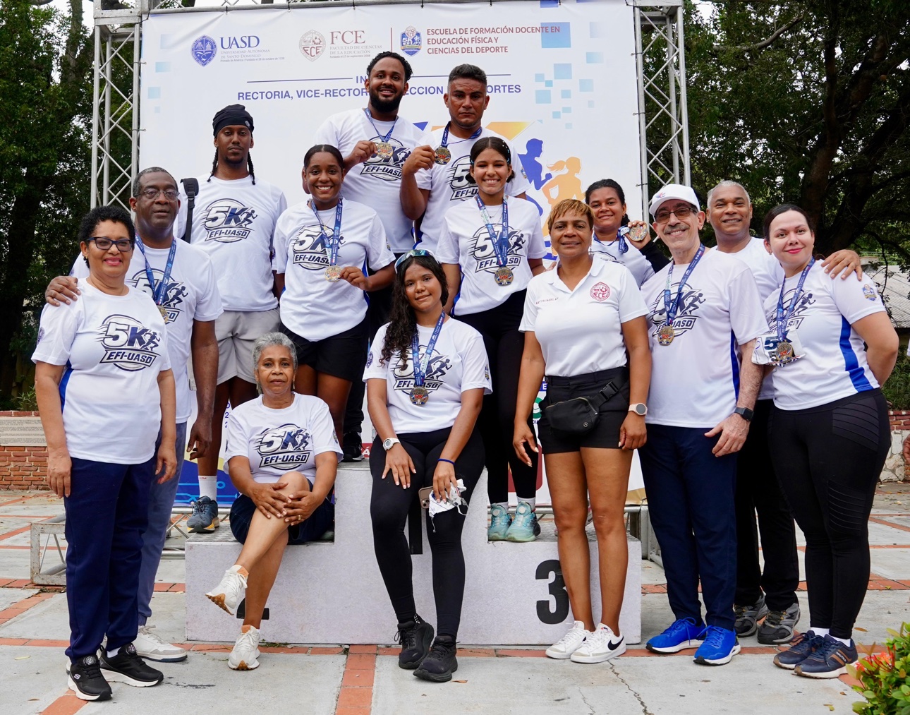 Participantes y autoridades de la UASD posan con sus medallas en la primera Caminata 5K por el 488 aniversario de la universidad