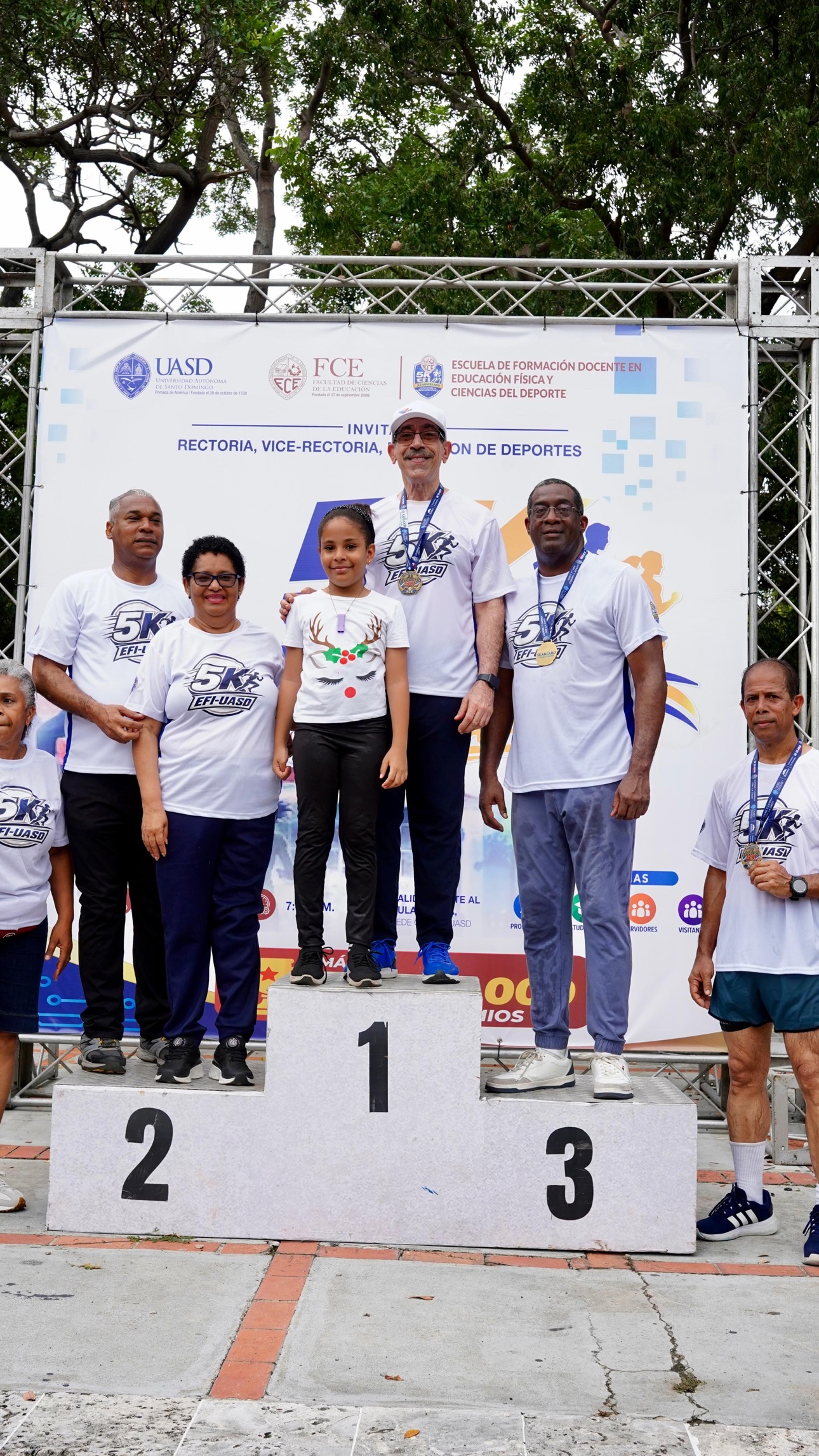 Autoridades y ganadores en el podio de la caminata, celebrada este domingo con la familia universitaria