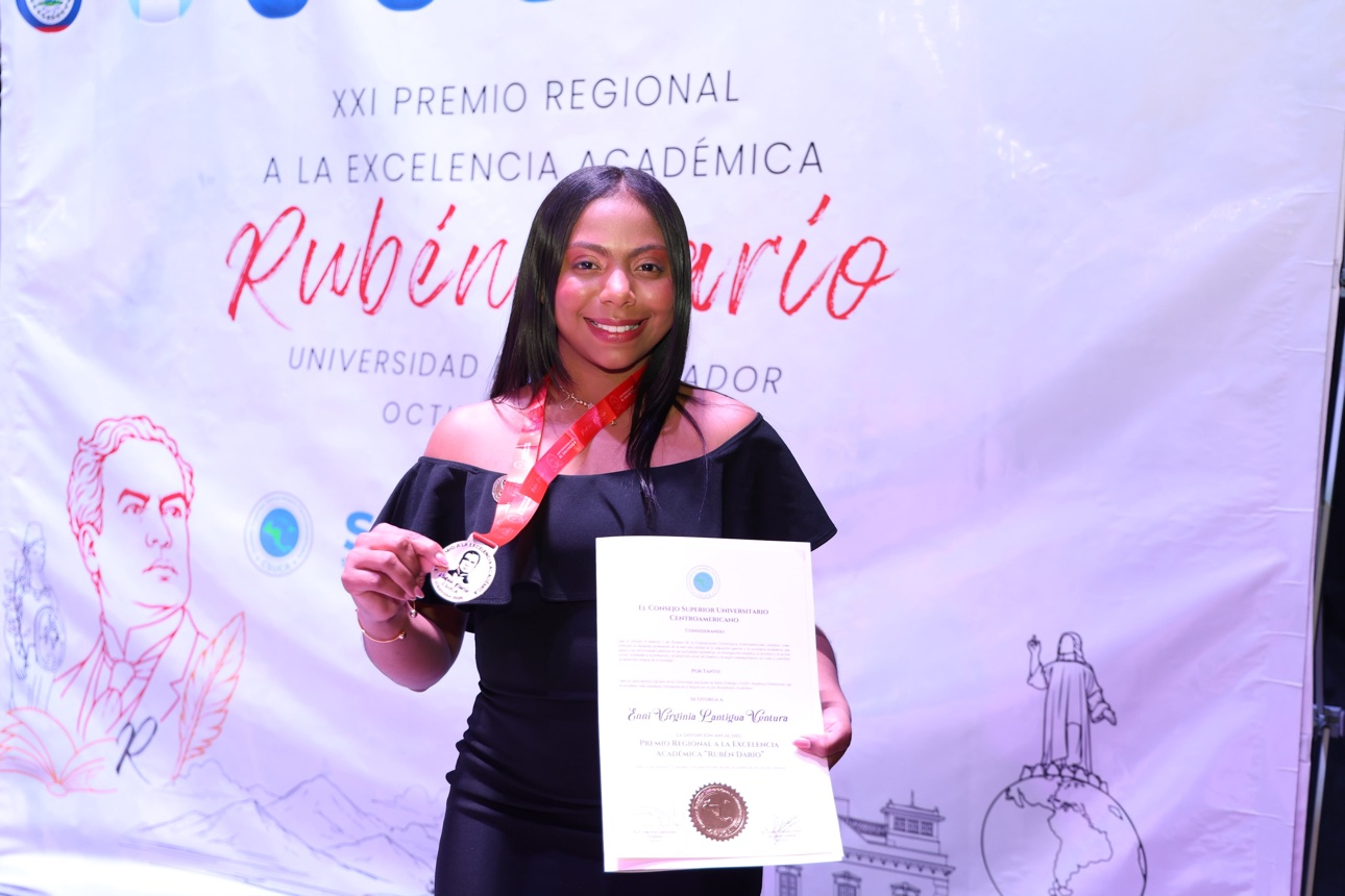 Enny Virginia Lantigua posa con su medalla y su certificado del Premio Regional a la Excelencia Académica Rubén Darío 2026