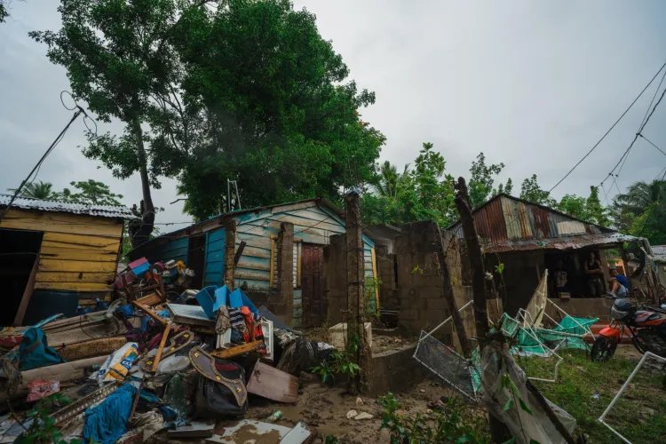 Personas afectadas por las inundaciones provocadas por la vaguada en una comunidad dominicana