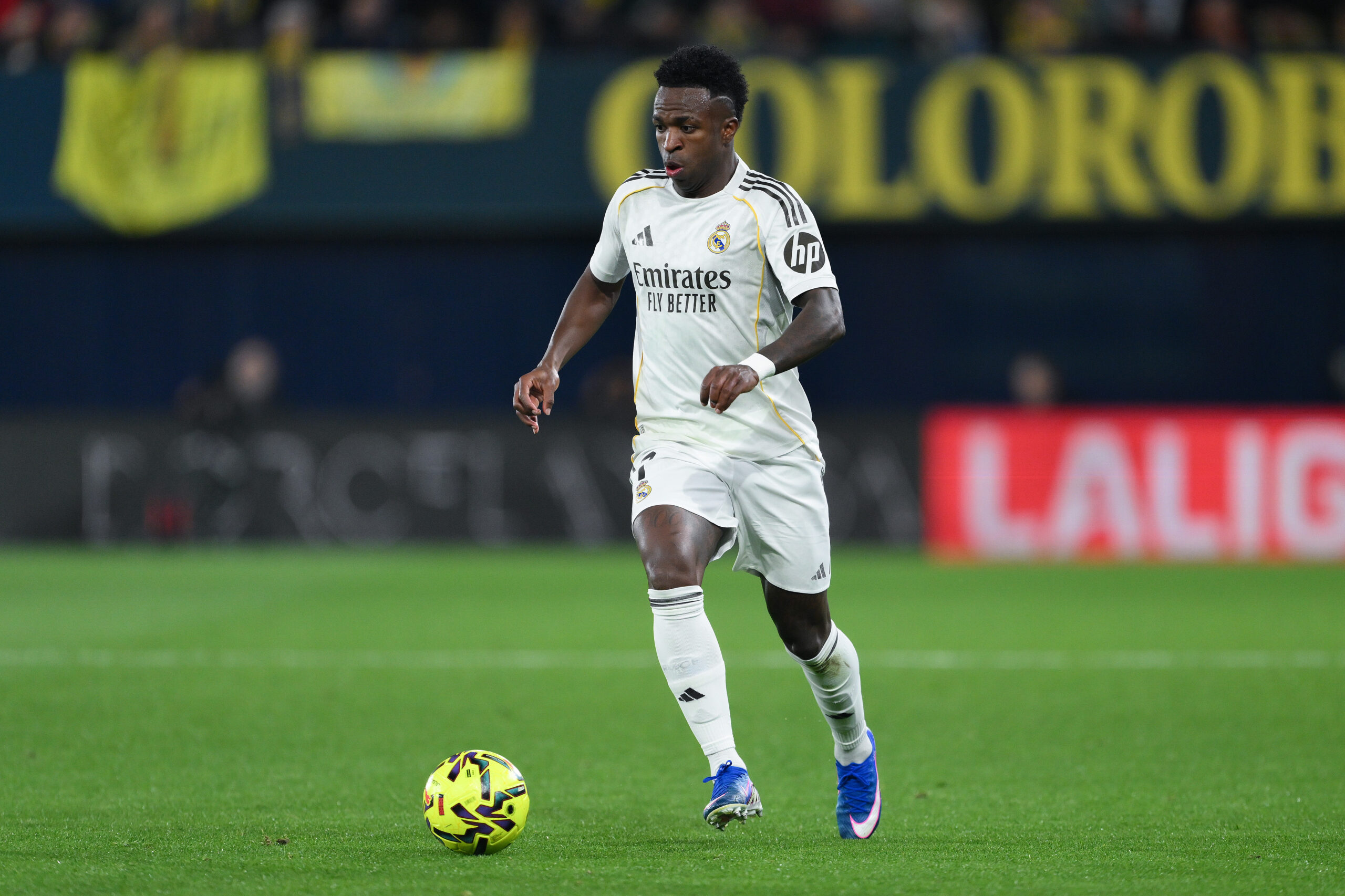 Vinicius Junior conduce el balón con el Real Madrid