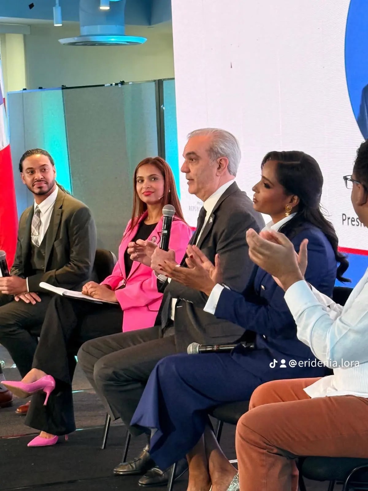 El presidente Luis Abinader conversa durante un panel junto a jóvenes profesionales dominicanos en Nueva York