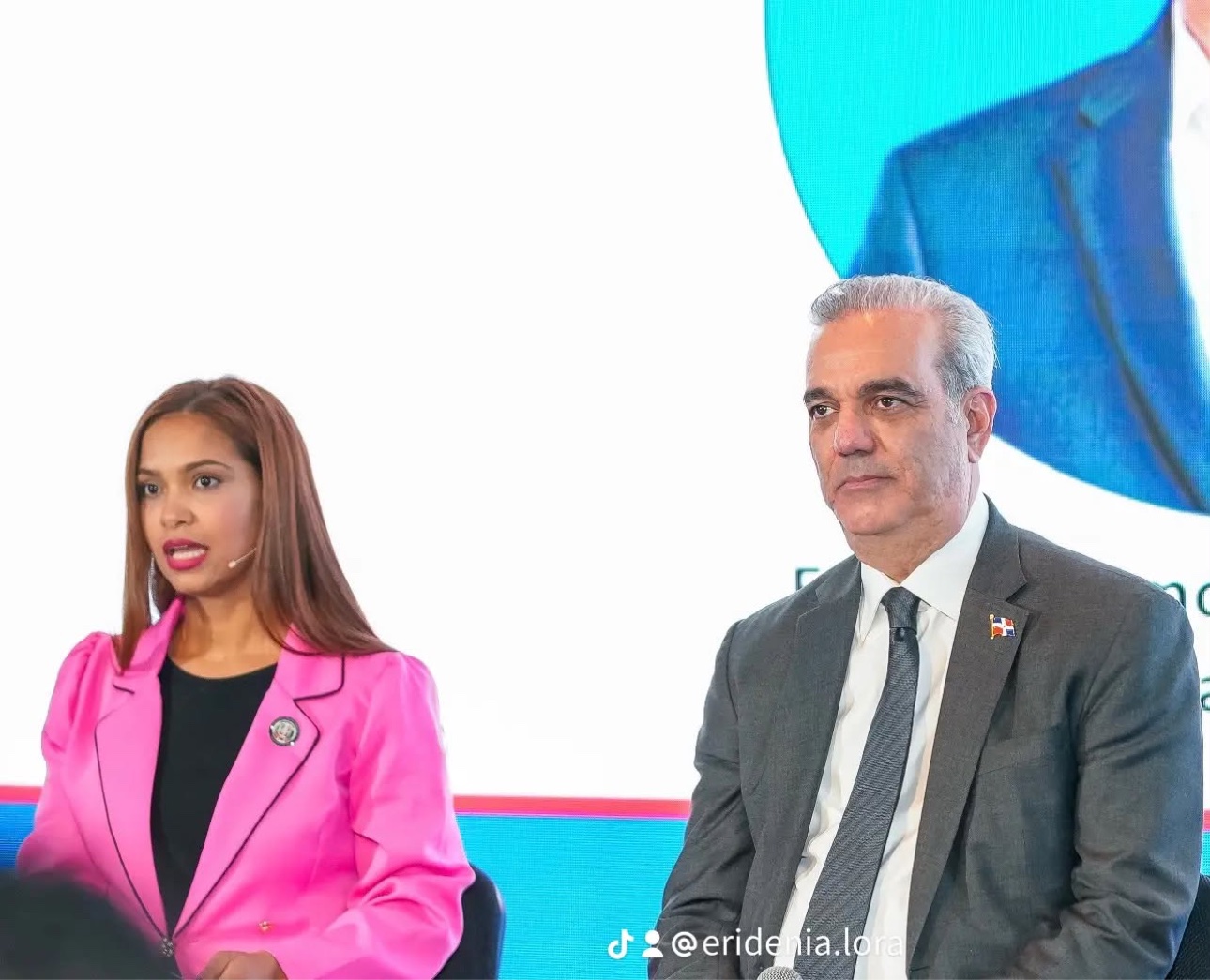 Génesis Suero y el presidente Luis Abinader durante el encuentro con jóvenes dominicanos