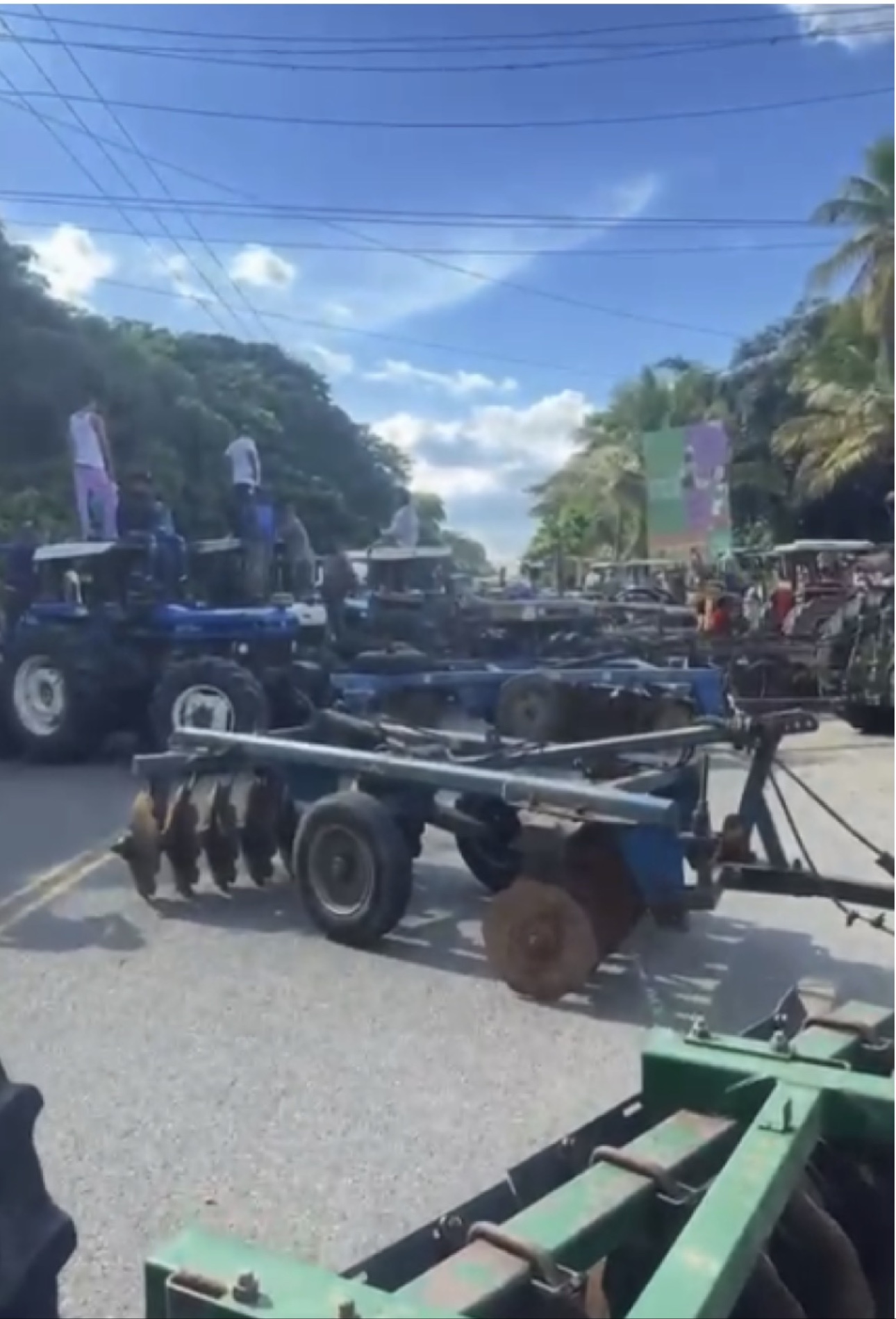 Tractores y equipos agrícolas ocupan una vía durante la protesta de productores en San Juan de la Maguana